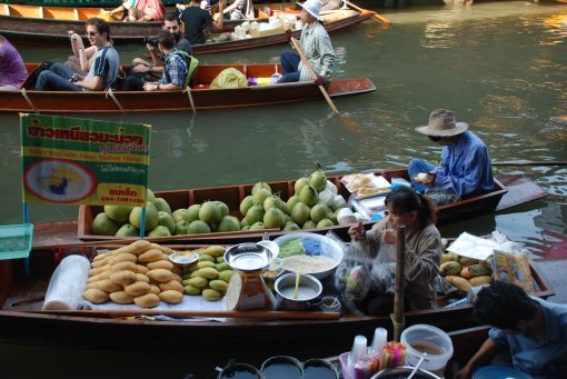 Damnoen Saduak Floating Market in Thailand Photo By: Xiquinho Silva